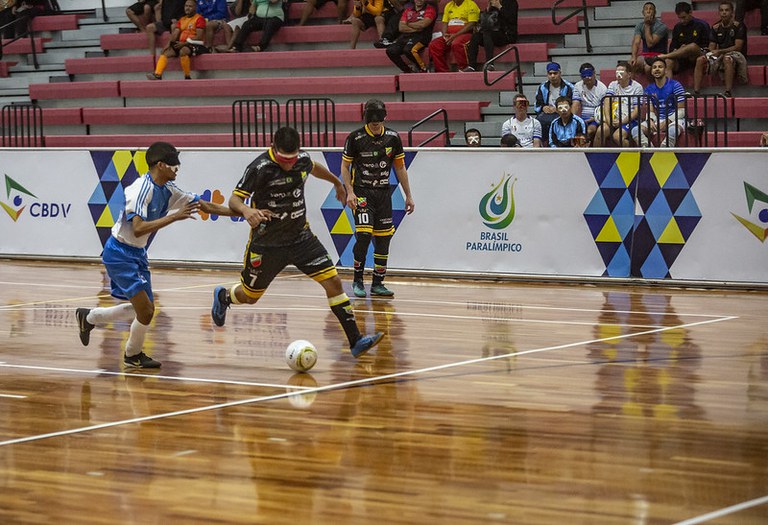 Léo finaliza para marcar o terceiro gol da Agafuc no jogo contra a Série A do Campeonato Brasileiro de futebol de cegos