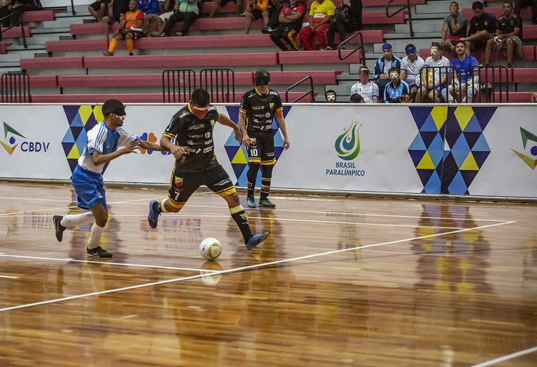 Léo Agafuc Brasileiro de futebol de cegos Léo finaliza para marcar o terceiro gol da Agafuc no jogo contra a Série A do Campeonato Brasileiro de futebol de cegos