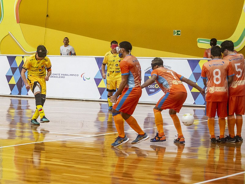 Ricardinho chuta falta, enquanto quatro jogadores estão na barreira