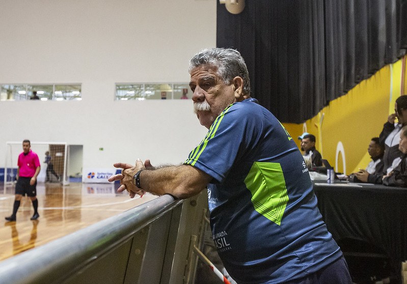 Treinador Gerson Coutinho, do Maestro, escorado na banda 