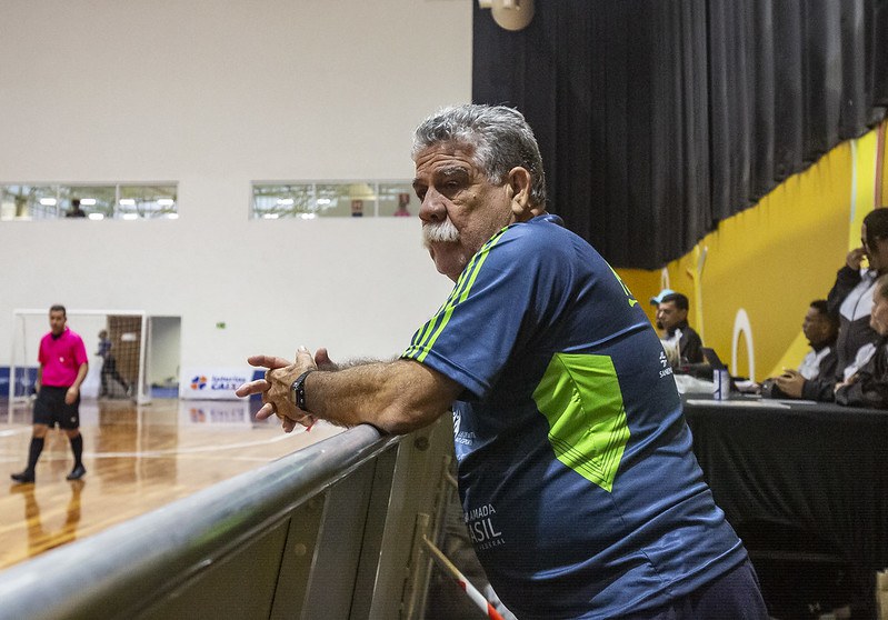 Treinador Gerson Coutinho, do Maestro Treinador Gerson Coutinho, do Maestro, escorado na banda