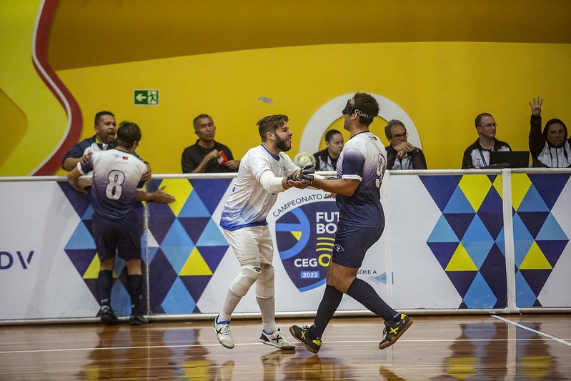 Apace Campeonato Brasileiro de futebol de cegos Goleiro Matheus abraça Jonatan, autor do segundo gol da Apace.