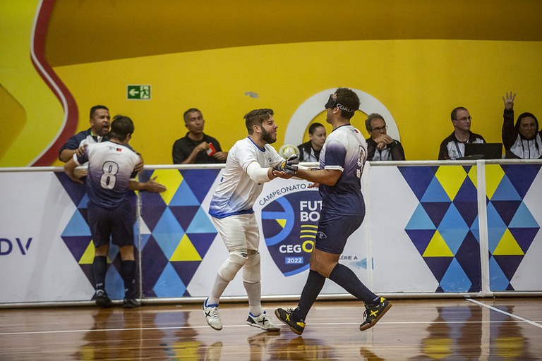 Goleiro Matheus abraça Jonatan, autor do segundo gol da Apace.