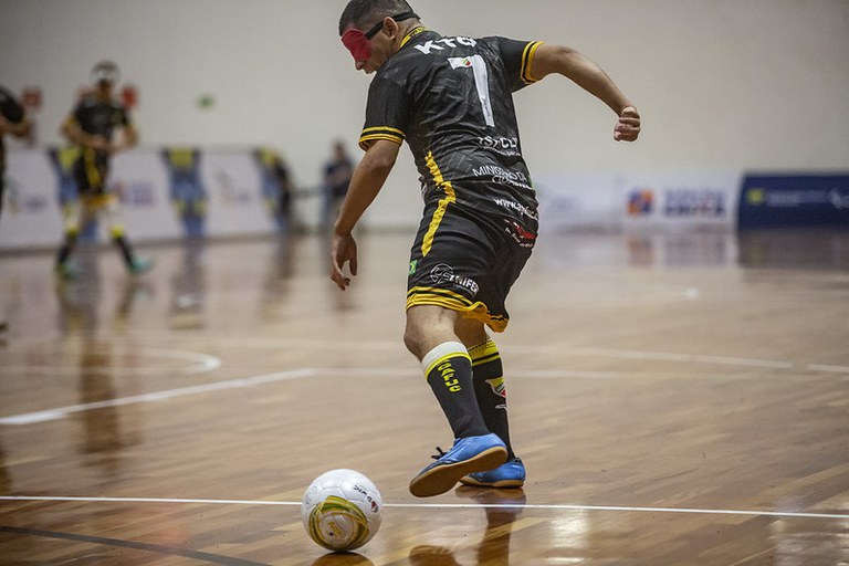 Léo Agafuc Campeonato Brasileiro de futebol de cegos Léo conduz a bola. Ele fez três gols no jogo de despedida da primeira fase.