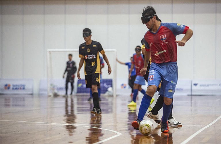 Jhon Gonzalez Apadevi Adef Campeonato Brasileiro de futebol de cegos Jhon Gonzalez conduz bola enquanto jogador da Adef tenta desarmar por trás.