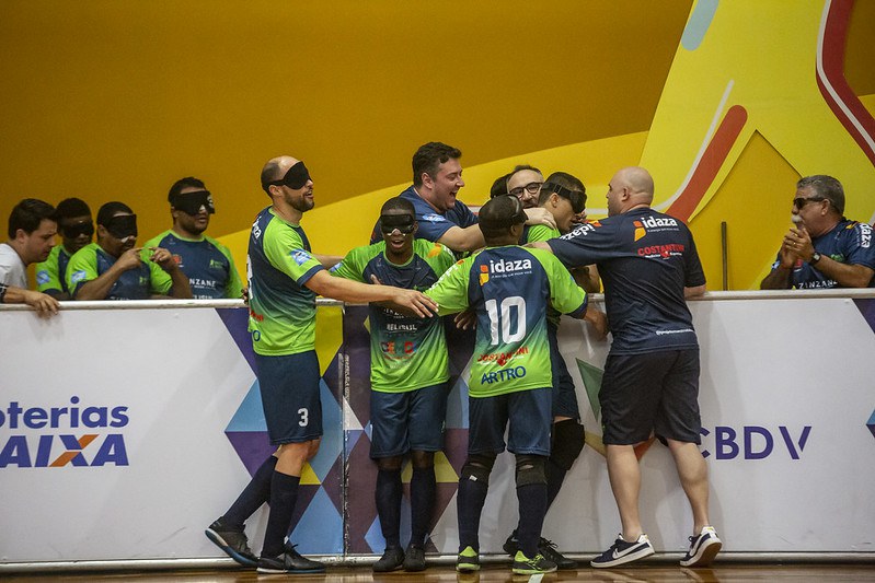 Jogadores do Maestro se abraçam na comemoração do gol da vitória.