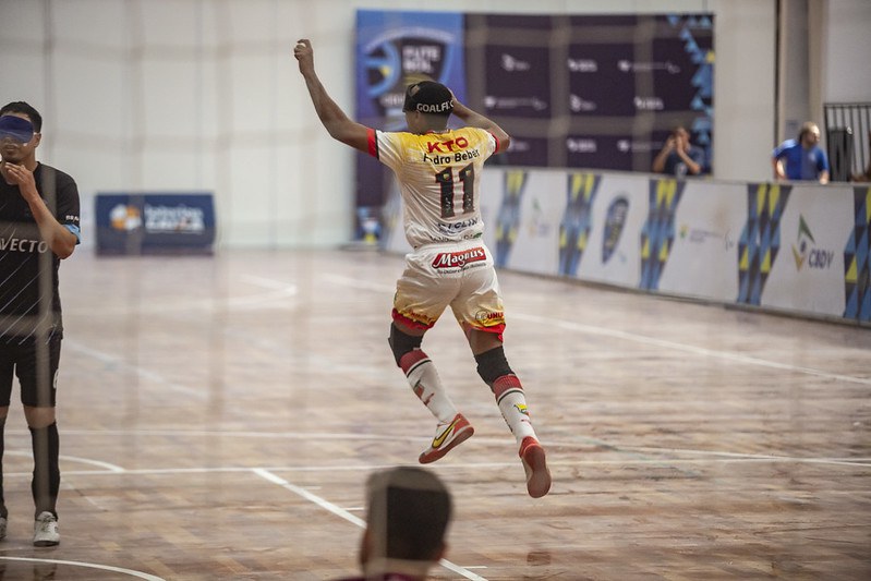 Nonato comemorando gol pela Agafuc no Campeonato Brasileiro Nonato pula comemorando seu sexto gol na competição. Ele é o artilheiro da Série A.