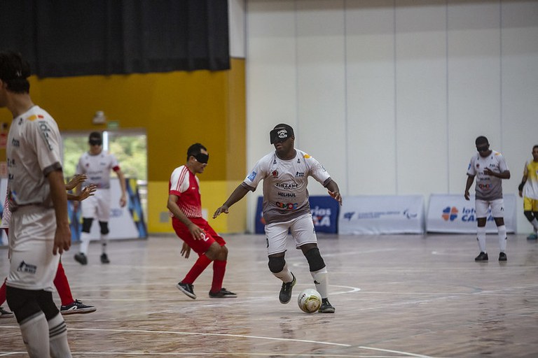 Jefinho, do Maestro, contra a Escema pelo Brasileiro de futebol de cegos Jefinho domina bola e é marcado por jogador da Escema.
