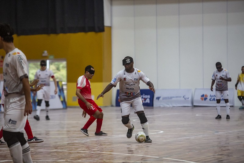 Jefinho, do Maestro, contra a Escema pelo Brasileiro de futebol de cegos Jefinho domina bola e é marcado por jogador da Escema.