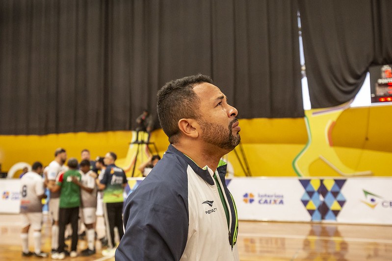 O técnico Julio Cezar Macena está emocionado e olha para cima após seu primeiro título brasileiro.