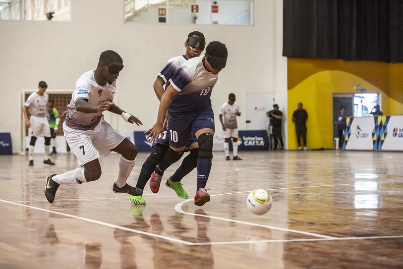 Jardiel e Maurício final Campeonato Brasileiro de futebol de cegos Jardiel e Maurício, dois jogadores selecionáveis, disputam bola na final da Série A.