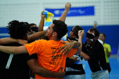 Em um dia de jogos intensos e decisões nos pênaltis, quartas de final definem os semifinalistas da competição