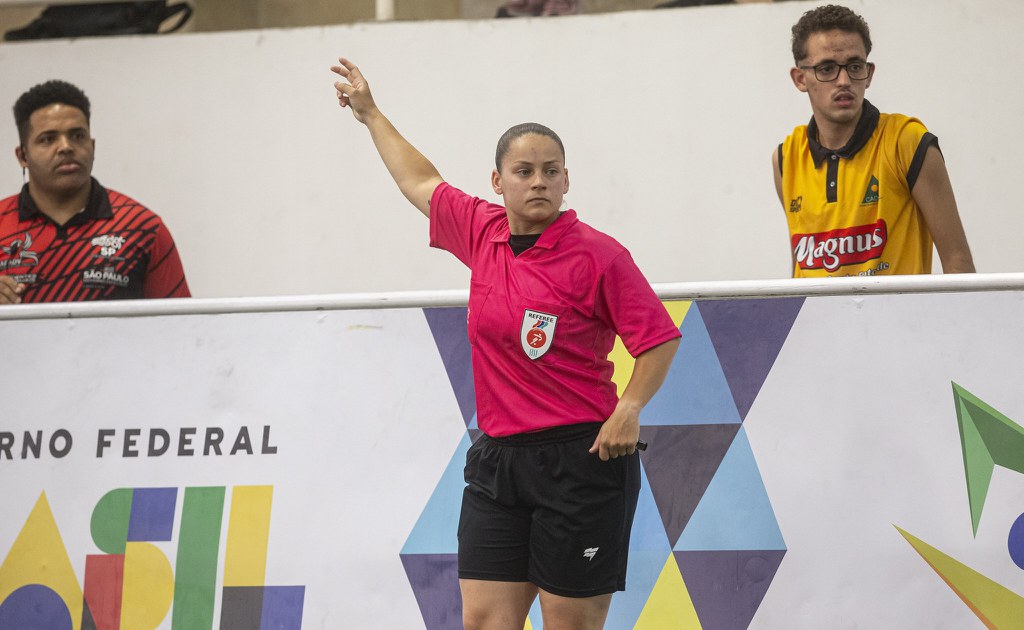 Árbitra brasileira vai apitar partidas de futebol de cegos na Paralimpíada
