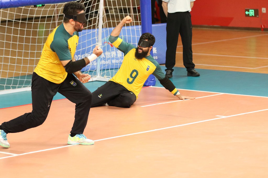 Brasil vence a Ucrânia e fica a um passo da final; feminino disputa quinto lugar