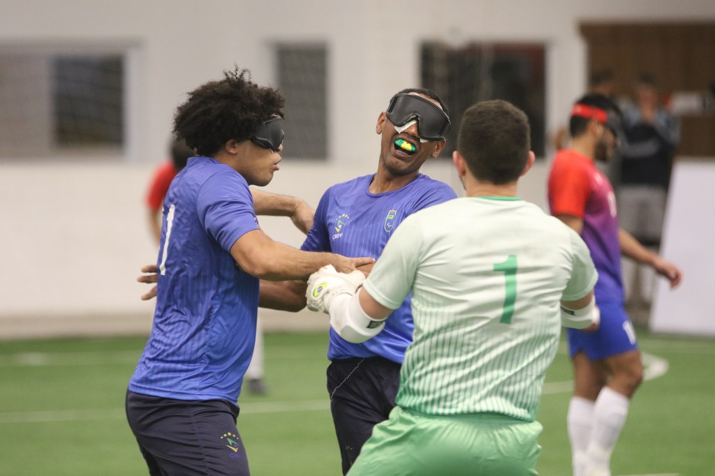 Brasil vence com gols de Jardiel e Nonato e bota uma mão na taça Brasil vence com gols de Jardiel e Nonato e bota uma mão na taça