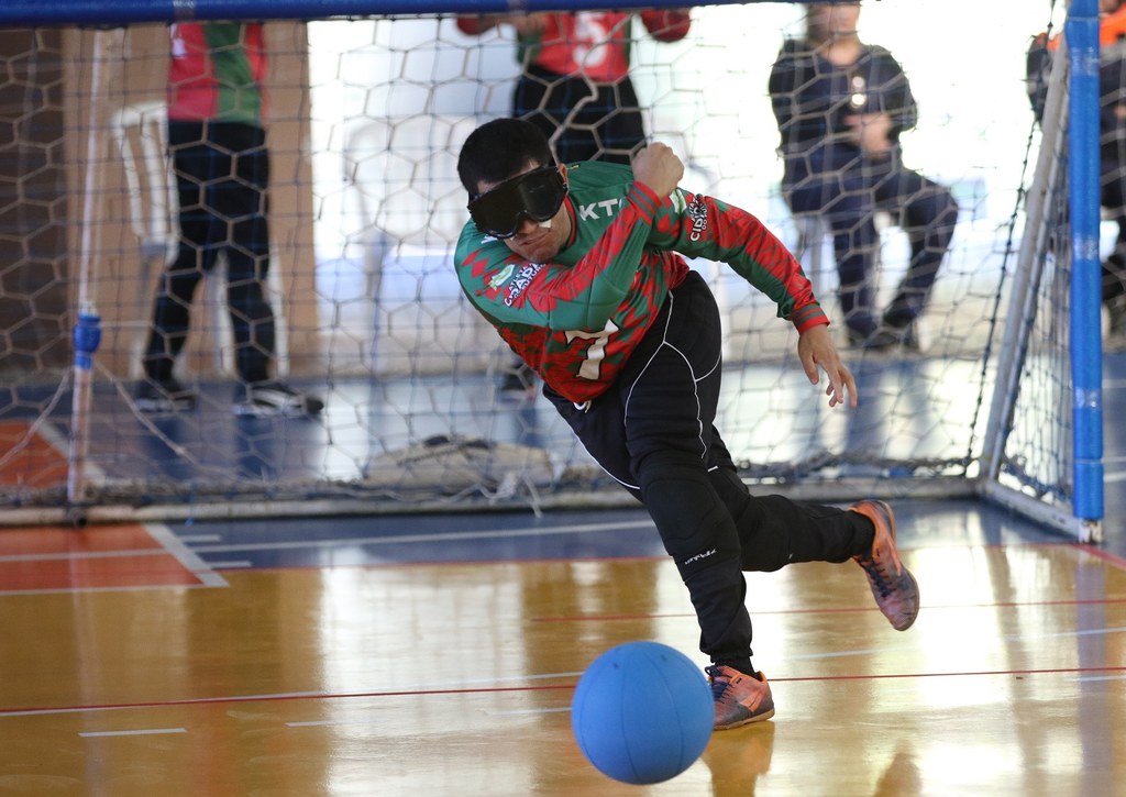 Craques da Agafuc trocam futebol de cegos pelo goalball no Regional
