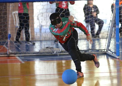 Craques da Agafuc trocam futebol de cegos pelo goalball no Regional