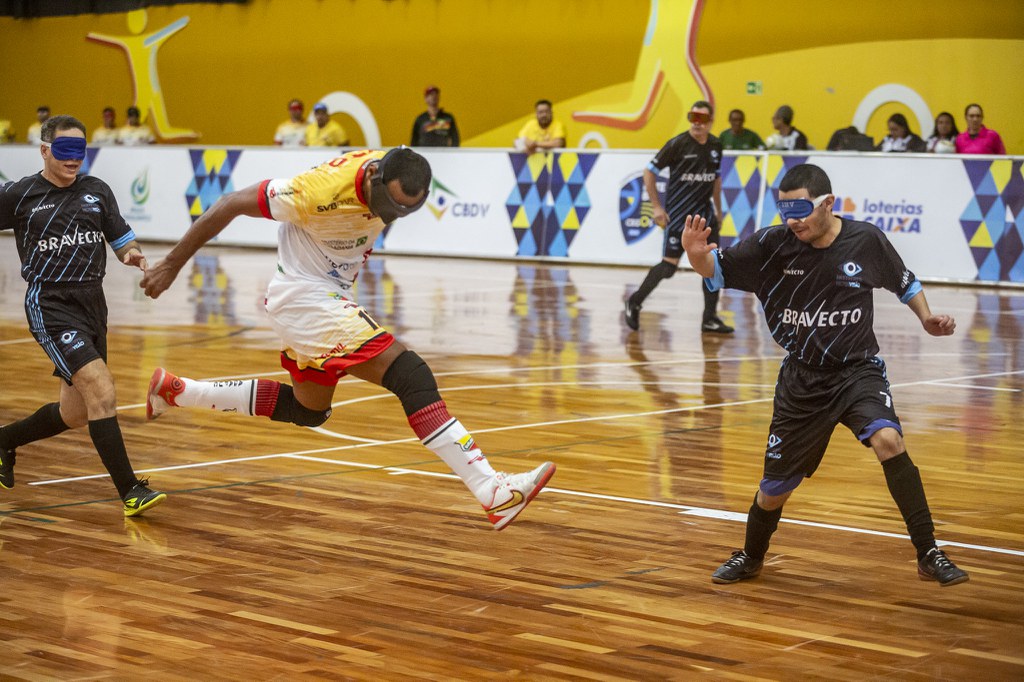 Nonato chutando bola para fazer o segundo gol do Agafuc no duelo contra o INV pelo Campeonato Brasileiro de futebol de cegos