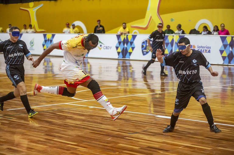 Nonato Agafuc x INV Campeonato Brasileiro de futebol de cegos Nonato chutando bola para fazer o segundo gol do Agafuc no duelo contra o INV pelo Campeonato Brasileiro de futebol de cegos