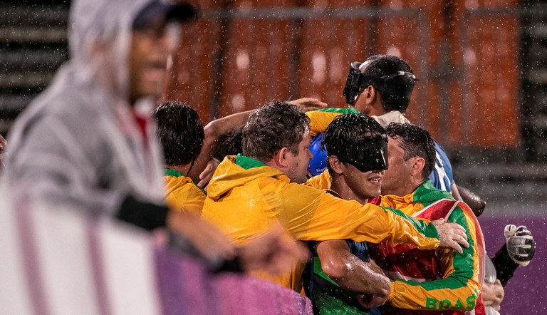 Brasileiros comemoram gol contra Marrocos debaixo de forte chuva na quadra descoberta. Foto: Ale Cabral/CPB.