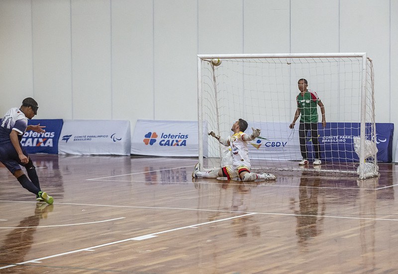 Maicon chuta pênalti no ângulo, sem chances para o goleiro Luan.