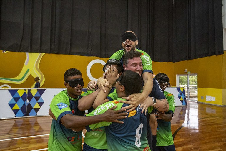 Jogadores e comissão técnica do Maestro se abraçam após classificação inédita para a final.