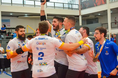 Equipe de São José dos Campos (SP) interrompe sequência de quatro títulos seguidos do rival, que mantém hegemonia no feminino