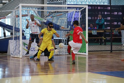 Primeira rodada tem seis partidas e média de mais de três gols por jogo; competição continua nesta quarta-feira
