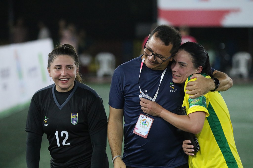 Eliane faz primeiro gol da história da Seleção feminina, que vence na estreia do Mundial