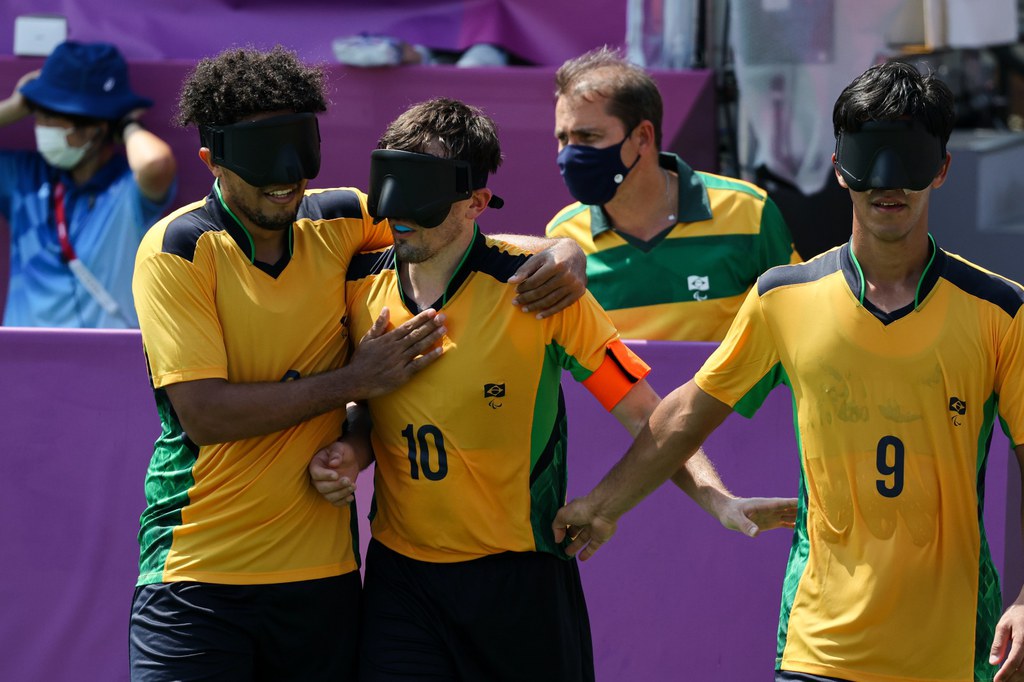 Gols e vagas: meninas do goalball e rapazes do fut5 goleiam e avançam