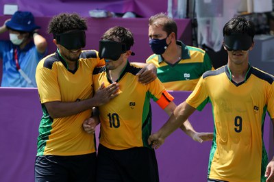 Gols e vagas: meninas do goalball e rapazes do fut5 goleiam e avançam