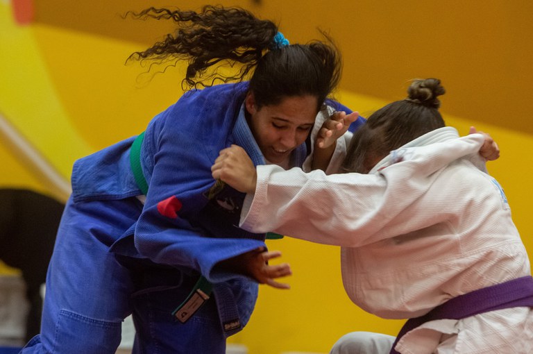 Inspirada no ouro de Rafaela Silva na Rio 2016, Karoline vai à luta Inspirada no ouro de Rafaela Silva na Rio 2016, Karoline vai à luta