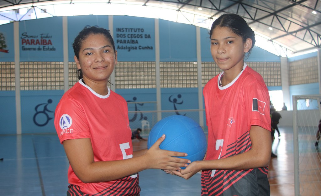 Irmãos dividem o amor pelo goalball e a quadra no Regional Nordeste