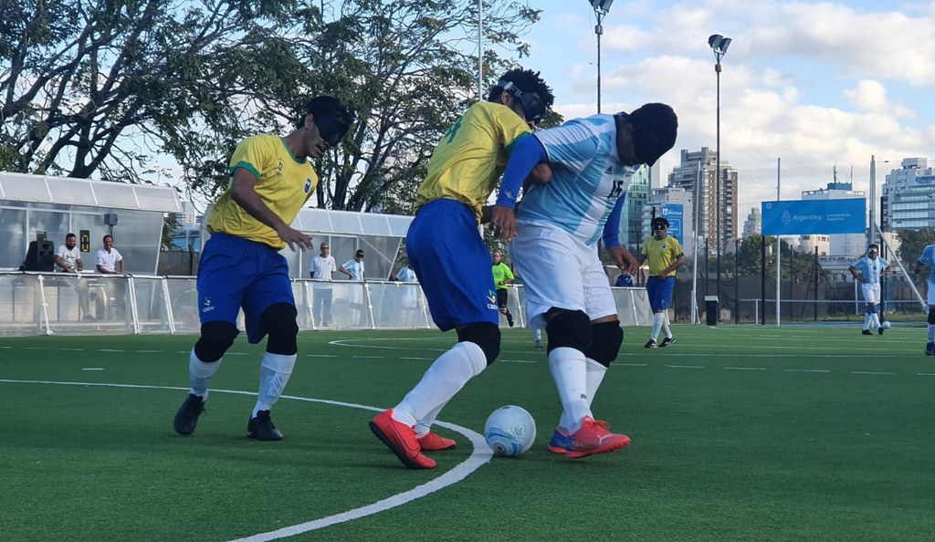 Jardiel marca no fim, e Brasil vence Argentina em Buenos Aires Jardiel marca no fim, e Brasil vence Argentina em Buenos Aires