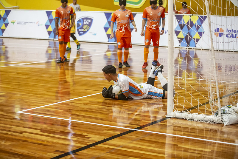 Jogador deita na barreira, e goleiro entra com a bola no gol: Teve Isso!