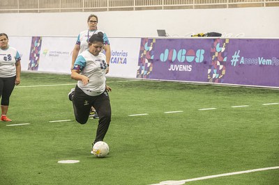 Meninas são apresentadas ao futebol de cegas nos Jogos Juvenis