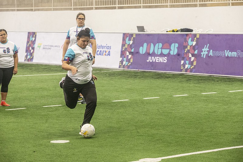 Meninas são apresentadas ao futebol de cegas nos Jogos Juvenis Meninas são apresentadas ao futebol de cegas nos Jogos Juvenis