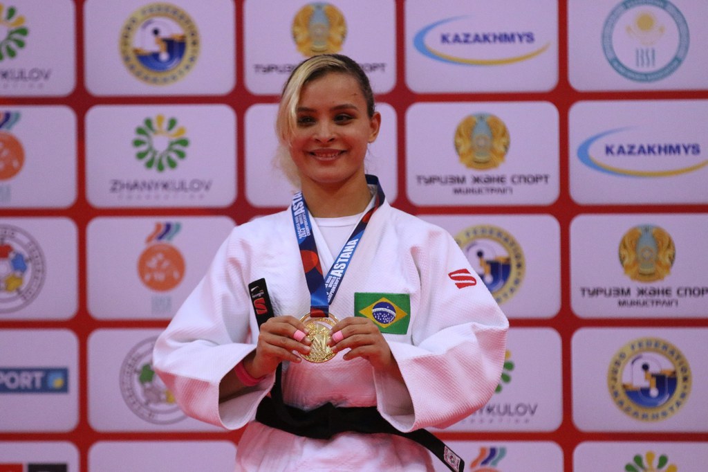 Brasil abre Mundial com ouro de Rosi Andrade e prata de Danilo Silva