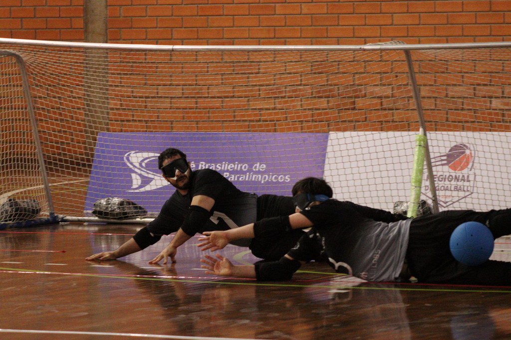 Dos 17 aos 57 anos, atletas mostram como o goalball transforma vidas no Regional Sul