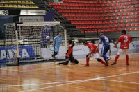 Artilheiro veterano faz três gols e dá primeira vitória ao INV na Liga