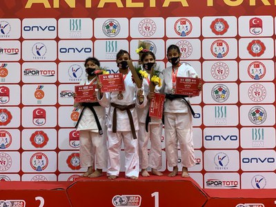 Judocas conquistam seis medalhas de ouro, uma de prata e uma de bronze e colocam país no topo do evento